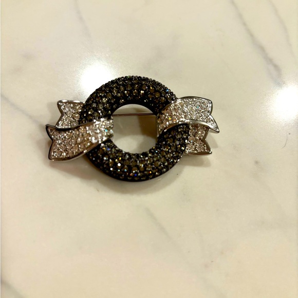 SWAROVSKI•crystal two tone wreath & ribbon pin brooch EUC - Picture 3 of 5